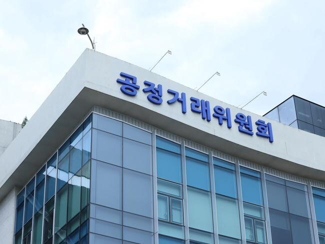 공정거래위원회는 웹툰 · 웹소설 분야에서 콘텐츠 제작 · 공급, 출판 및 플랫폼 연재 등의 사업을 영위하는 23개 사업자가 저작물 계약에 사용하는 이용약관 전체를 심사해 총 141개 약관에서 1,112개 불공정 약관조항을 시정했다고 18일 밝혔다.