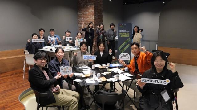 지난 5월 9일 참여기업 간의 네트워킹을 위한 `First Link` 행사 참가자들이 기념사진을 촬영하고 있다