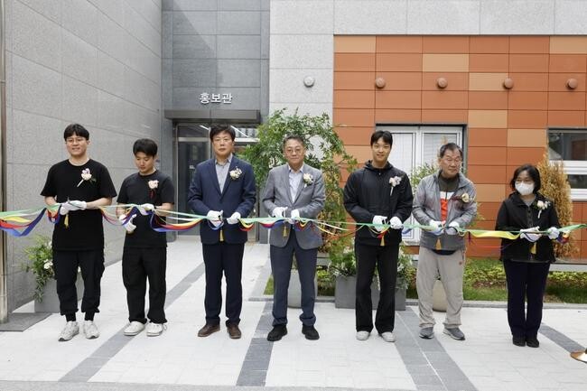 서울주택도시공사(SH공사, 사장 황상하)가 제로에너지 건축물(ZEB) 3등급 공동주택 `고덕 온빛채(고덕강일2블록)` 입주를 시작했다.