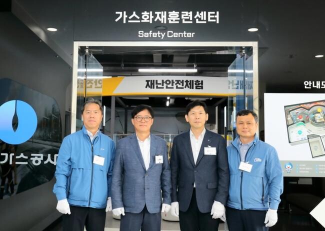 한국가스공사는 21일 평택 LNG 기지에 있는 가스화재훈련센터에서 김환용 안전기술부사장 등 관계자 20여 명이 참석한 가운데 실내 체험관 개관식을 진행했다.
