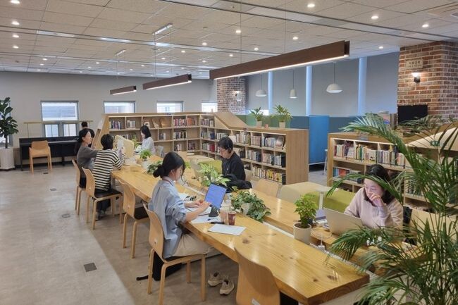 인사혁신처 직원들이 청사 내 직원 휴게공간이자 업무 혁신공간인 `북마루`에서 원격근무를 하고 있다. 인사처는 업무 효율을 높이는 완전한 업무환경 무선화를 위해 지난해부터 전 직원이 개별 노트북으로 일하는 `5G 정부망 체제`로 전환했다.