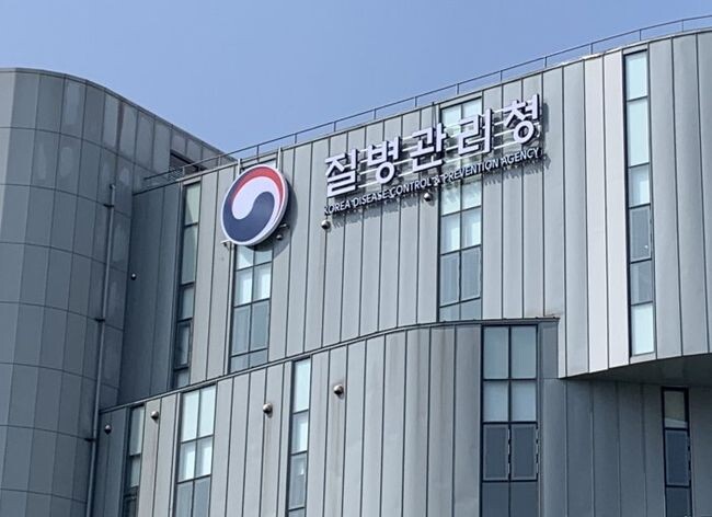 질병관리청이 23일 홍콩, 중국, 대만 등 인근 국가에서 코로나19 발생이 증가하고 있다며 일상 속 예방수칙 준수와 고위험군의 백신 접종을 당부했다.