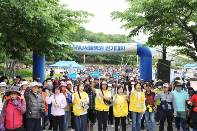 SNU서울병원이 지난 24일 서울 강서구 방화근린공원 일대에서 개최한 `제1회 SNU서울병원 걷기대회`의 참석자들이 출발에 앞서 기념촬영을 하고 있다(사진=SNU서울병원)