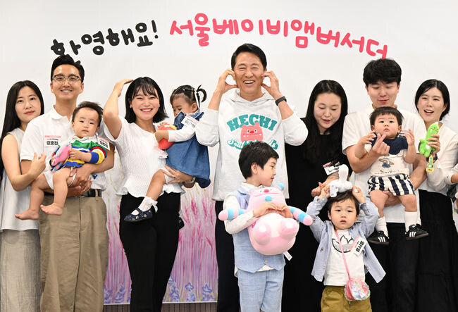 오세훈 서울시장이 27일(화) 서울시청에서 열린 `서울 베이비앰버서더 간담회`에 참석한 가족들과 단체 사진을 촬영하고 있다.