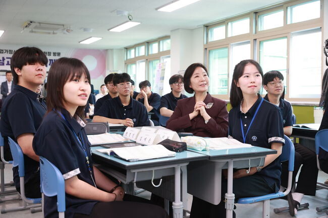 오영주 중소벤처기업부 장관이 경기 화성 삼괴고등학교를 방문해 학생들과 청소년 기업가정신 교과목 강의를 듣고 있다.