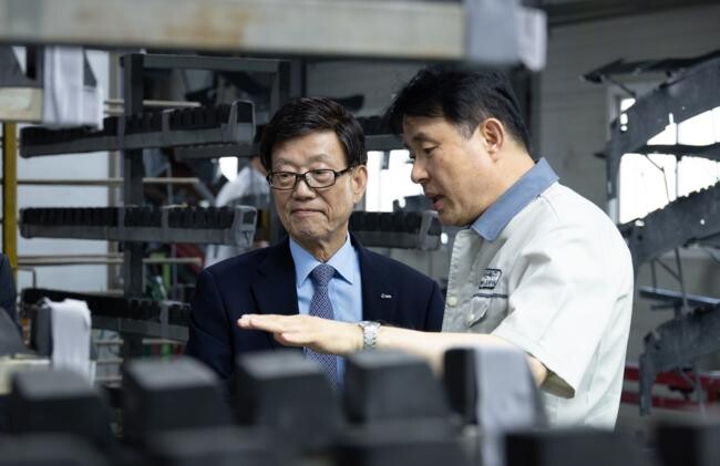 한국무역협회(KITA) 윤진식 회장이 부산 강서구에 위치한 자동차 부품 제조기업 이든텍(주)를 방문하여 제품 관련 설명을 듣고 있다. (사진 왼쪽 윤진식 한국무역협회 회장, 오른쪽 오린태 이든텍 대표이사)