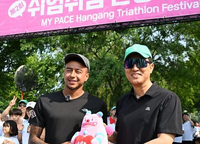 오세훈 서울시장이 1일(일) 뚝섬한강공원에서 열리고 있는 `제2회 쉬엄쉬엄 한강 3종 축제`를 찾은 FC서울 제시 린가드 선수와 기념사진을 촬영하고 있다.