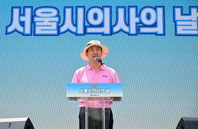 오세훈 서울시장이 1일(일) 뚝섬한강공원에서 열린 `제23회 서울시 의사의 날 기념식`에서 축사를 하고 있다.