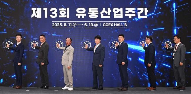 박덕열 산업통상자원부 중견기업정책관은 6. 11(수) 10:30 서울 삼성동 코엑스에서 이충환 전국상인연합회장, 송유경 한국슈퍼마켓협동조합연합회장 등 관계자와 84개 기업, 306개 부스가 참여한 가운데 열린 「제13회 유통산업주간 개막식」에 참석하여, 개막식을 알리는 LED화면 터치 퍼포먼스를 갖고 있다.