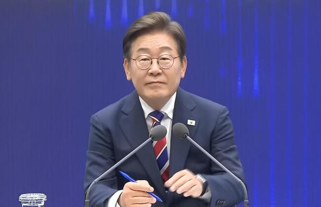 이재명 대통령이 11일 서울 영등포구 한국거래소에서 열린 주식시장 불공정거래 근절을 위한 현장 간담회에서 참석자 질문을 듣고 있다.
