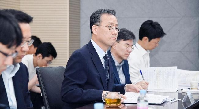 이형일 기획재정부 장관 직무대행 1차관이 6월 12일 오후 정부세종청사 중앙동에서 열린 `제17차 부동산 시장 및 공급상황 점검 전담반 회의`를 주재하고 있다.