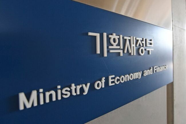 기획재정부는 6월 13일 발표한 `2025년 6월 최근 경제동향`에서 국내 경기가 여전히 하방압력에 직면해 있으며, 내수 회복 지연과 대외 통상 여건 악화가 지속되고 있다고 진단했다.