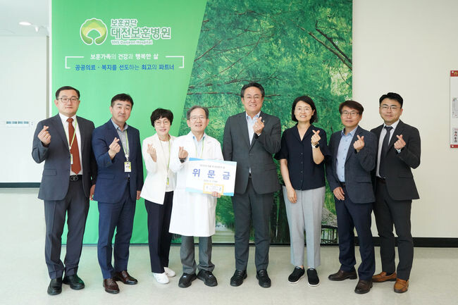 강도형 해양수산부 장관이 6월 17일 대전보훈병원을 방문해 호국보훈의 달을 맞아 입원 중인 국가유공자와 병원 관계자들에게 감사와 위로를 전했다.