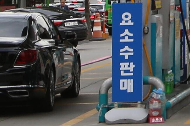 환경부는 6월 24일 국무회의에서 `요소수 무력화 장치` 판매 중개 및 구매 대행 행위에 대해 과태료를 부과하는 내용을 담은 `대기환경보전법 시행령 일부개정안`이 의결됐다고 밝혔다.
