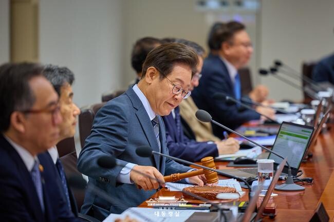 한국갤럽이 2025년 6월 24일부터 26일까지 실시한 여론조사에서 이재명 대통령의 첫 직무 수행에 대해 `잘하고 있다`는 응답이 64%로 나타났다.