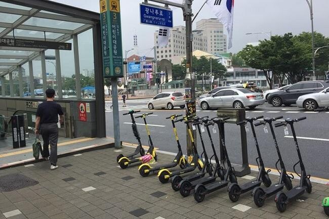 전동킥보드와 같은 개인형 이동장치(PM, Personal Mobility)와 관련된 민원이 해마다 급증하면서 국민권익위원회가 `민원주의보`를 발령하고 관계기관에 대책 마련을 촉구했다.