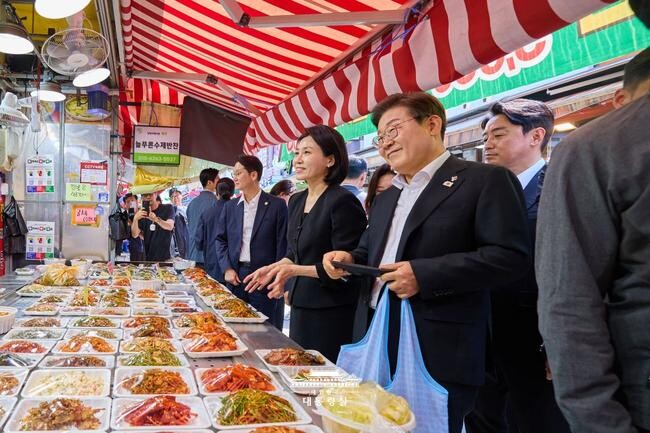 이재명 대통령은 3일 `세계 일회용 비닐봉투 없는 날`을 맞아 `정부는 올해 안에 탈플라스틱 로드맵을 마련하고, 내년부터 페트병 재생원료 의무화 등 강도 높은 정책을 차질 없이 추진하겠다`고 밝혔다. (사진=대통령실)