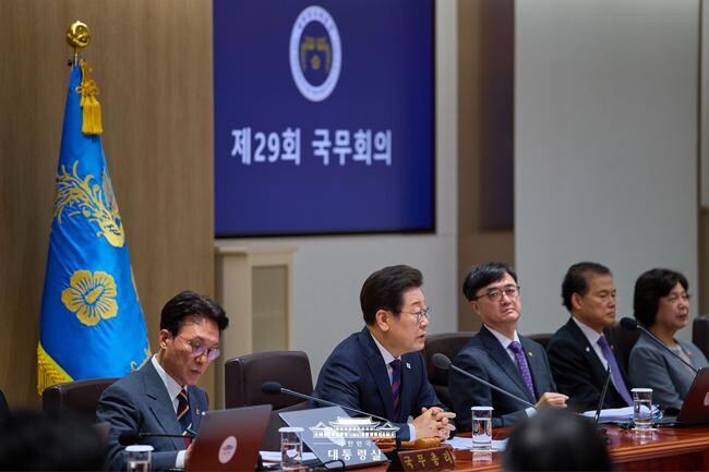 이재명 대통령은 7월 5일 열린 제29회 국무회의에서 31조8천억 원 규모의 추가경정예산안을 심의 · 의결하고, 민생 회복 소비 쿠폰 집행 계획을 보고받는 등 긴급 재정 집행에 속도를 낼 것을 지시했다.