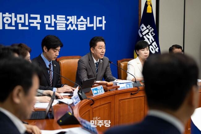 김병기 당대표 직무대행 및 원내대표가 2025.07.07.(월) 국회 본청 당대표회의실에서 열린 최고위원회의를 주재하고 있다.