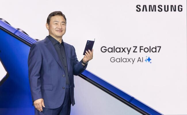 삼성전자 DX부문장 직무대행 노태문 사장이 9일(현지시간) 미국 뉴욕 브루클린 듀갈 그린하우스(Duggal Greenhouse)에서 열린 `갤럭시 언팩 2025(Galaxy Unpacked 2025)` 행사에서 초슬림 대화면 폴더블폰 `갤럭시 Z 폴드7`과 `갤럭시 Z 플립7`을 공개하는 모습