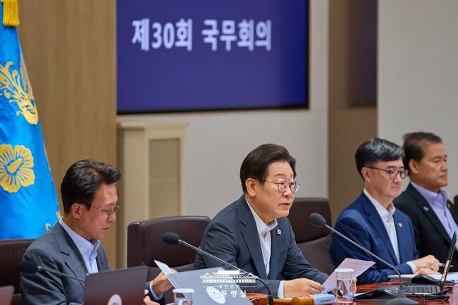 이재명 정부가 방송통신위원장의 국무회의 배석을 중단시키기로 결정했다.