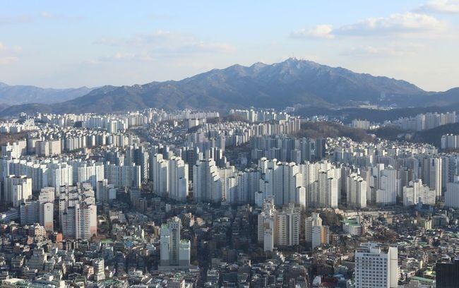 한국갤럽이 7월 8일부터 10일까지 실시한 여론조사에서 향후 1년간 집값이 오를 것이라고 전망한 응답자가 42%로 나타났다.