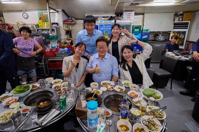지난 11일 서울의 한 식당에서 삼겹살 회식을 하고 기념사진을 찍는 이재명 대통령.