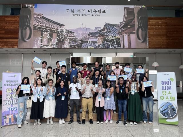 유스굿윌가이드 단원들이 하이서울유스호스텔에서 기념사진을 촬영하고 있다.