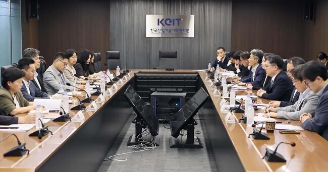 문신학 산업통상자원부 1차관은 2025. 7. 16(수) 16:00 서울 중구 대한상공회의소 대회의실에서 국방부, 국토교통부, 환경부, 특허청 등 관계부처 관계자가 참석한 가운데 「제조업 AI대전환(AX) 관계부처 합동회의」를 주재하고, 인사말을 하고 있다.
