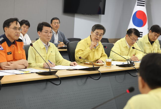 김동연 지사가 18일 오전 경기도청 재난안전1회의실에서 집중호우 대응을 위한 도-시군 재난안전대책본부 회의를 주재, 발언을 하고 있다.