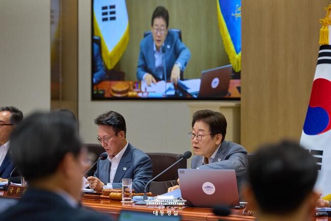 한국갤럽이 2025년 7월 3주 실시한 여론조사에서 이재명 대통령의 직무 수행에 대해 64%가 긍정 평가한 것으로 나타났다.
