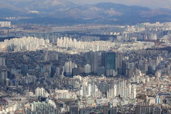 2025년 7월 3주 여론조사에서 국민이 가장 유리한 재테크 방법으로 `주식`을 꼽으며, 2000년 이후 처음으로 `부동산`을 제친 것으로 나타났다.