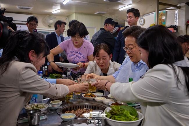 한국갤럽 7월 3주 여론조사에서 국민의 47%가 향후 1년 경제 전망에 대해 "좋아질 것"이라 답하며, 8년 내 최고 수준의 경제 낙관론이 유지되고 있는 것으로 나타났다.