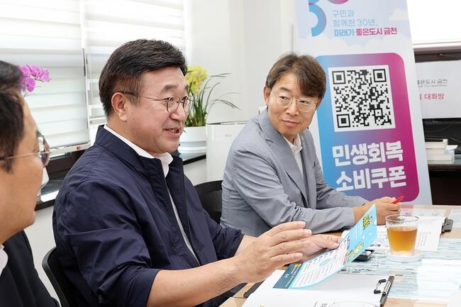 윤호중 행정안전부 장관이 지난 24일 오후 서울 금천구 시흥1동 주민센터를 방문하여 민생회복 소비쿠폰 신청 및 지급현장을 확인 점검하고 있다.