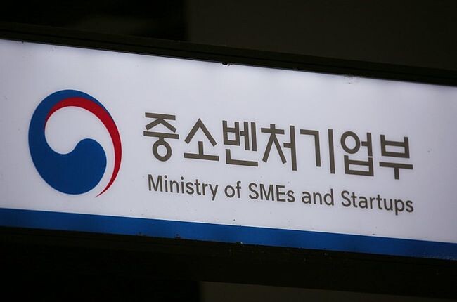 중소벤처기업부는 `부담경감 크레딧` 사업 신청 건수가 시행 2주 만에 200만 건을 넘어섰으며, 전기 · 가스 · 수도요금 및 4대 보험료 등 실제 활용 사례가 늘고 있다고 밝혔다.