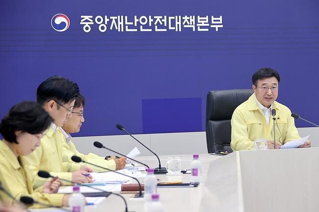 윤호중 행정안전부 장관이 28일 오전 폭염 재난 상황 대응을 위한 중앙재난안전대책본부 회의를 주재하고 모두 발언을 하고 있다.