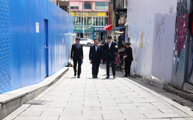 윤호중 행정안전부 장관이 4일 오후 서울 용산구 이태원 참사 현장 `10 · 29 기억과 안전의 길`을 살피고 있다.