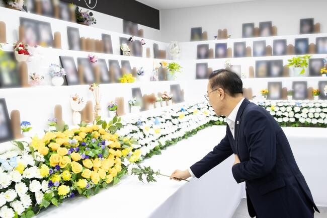 김윤덕 국토교통부 장관은 취임 후 첫 공식 일정으로 8월 6일 오전 무안국제공항을 방문해 12 · 29 여객기 참사 유가족과 면담을 갖고 사고현장을 점검하며 정부의 소통 의지를 보였다.