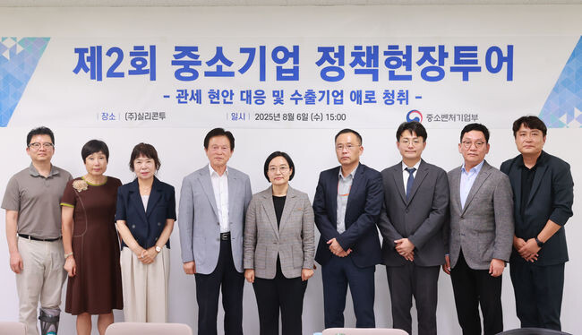 한성숙 중소벤처기업부 장관이 6일 경기 광주 (주)실리콘투에서 열린 `제2회 중소기업 정책현장투어`에서 참석자들과 기념 촬영을 하고 있다.
