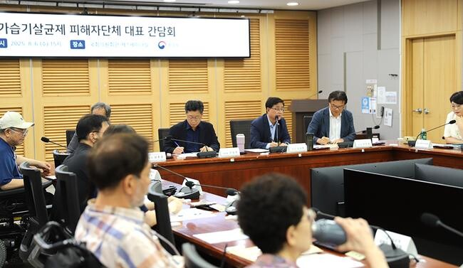 김성환 환경부장관이 6일 오후 국회의원회관에서 열린 가습기살균제 피해자 대표와의 간담회에서 피해자 분들의 의견을 경청하고 있다.