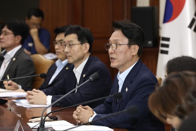 김민석 국무총리가 지난 달 23일 세종대로 정부서울청사에서 열린 APEC 정상회의 종합점검회의를 주재하고 있다.