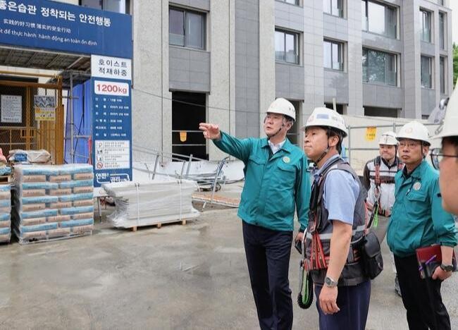 국토교통부와 고용노동부는 부실시공 · 안전사고 · 임금체불의 주요 원인으로 지목되는 건설현장 불법하도급을 근절하기 위해 8월 11일부터 9월 30일까지 50일간 지자체 · 공공기관과 합동 단속을 전국적으로 실시한다.