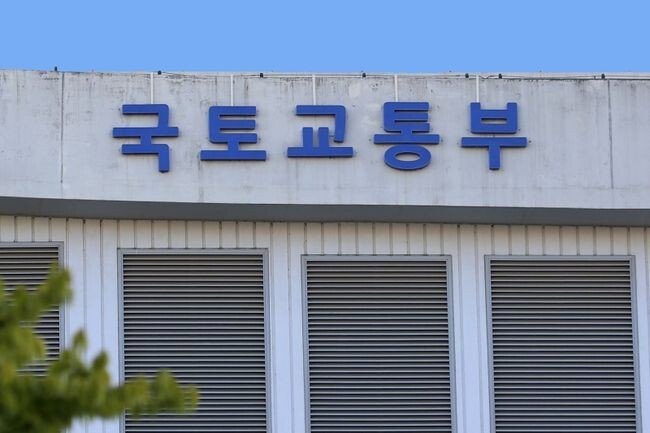 국토교통부와 소방청은 생활숙박시설의 합법적 사용을 지원하기 위해 `생숙 복도폭 완화 가이드라인`을 8일 전국 지자체에 배포하고, 9월 말까지 용도변경이나 숙박업 신고를 완료해 달라고 소유자들에게 당부했다.
