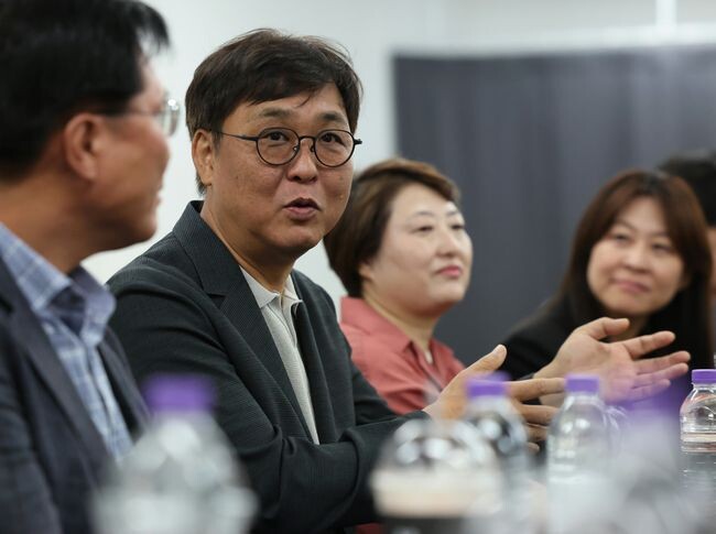 최휘영 문화체육관광부 장관이 8일 서울 종로구 대학로 홍익대학교아트센터 대극장을 방문해 뮤지컬 &lt;스웨그에이지 외쳐, 조선!&gt;을 관람한 뒤 출연진과 관계자를 만나 `케이-뮤지컬` 진흥을 위한 의견을 나누고 있다.