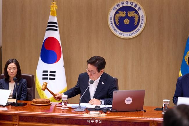 이재명 대통령은 11일 오후 주재한 제35회 임시 국무회의에서 `특별사면 · 특별감형 · 특별복권 및 특별감면조치` 안건을 심의 · 의결했다.