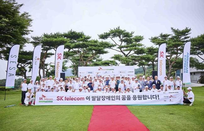 SK텔레콤 어댑티브 오픈 2025에 참석한 관계자들과 선수들이 함께 기념촬영 하는 모습