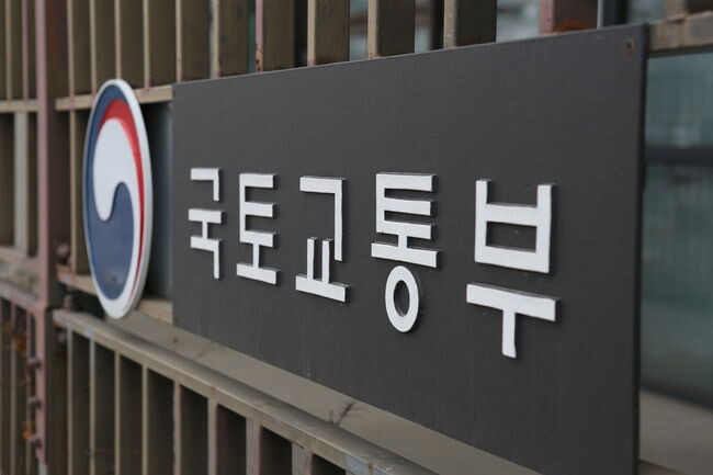 국토교통부(장관 김윤덕)가 민간 건축물의 에너지 성능 강화를 위해 `건축물의 에너지절약설계기준` 개정안을 마련, 8월 13일부터 9월 1일까지 20일간 행정예고한다.